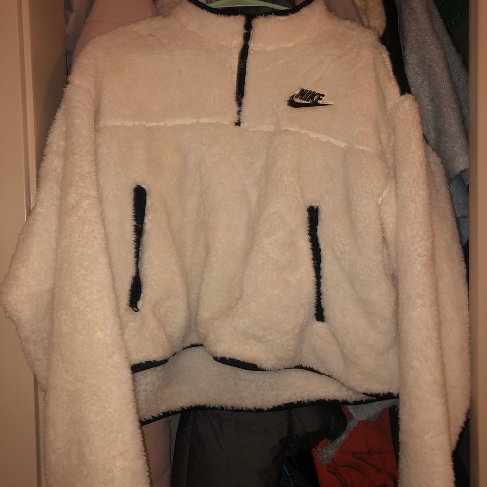 Nike women’s fluffy crop sweater with zip pockets